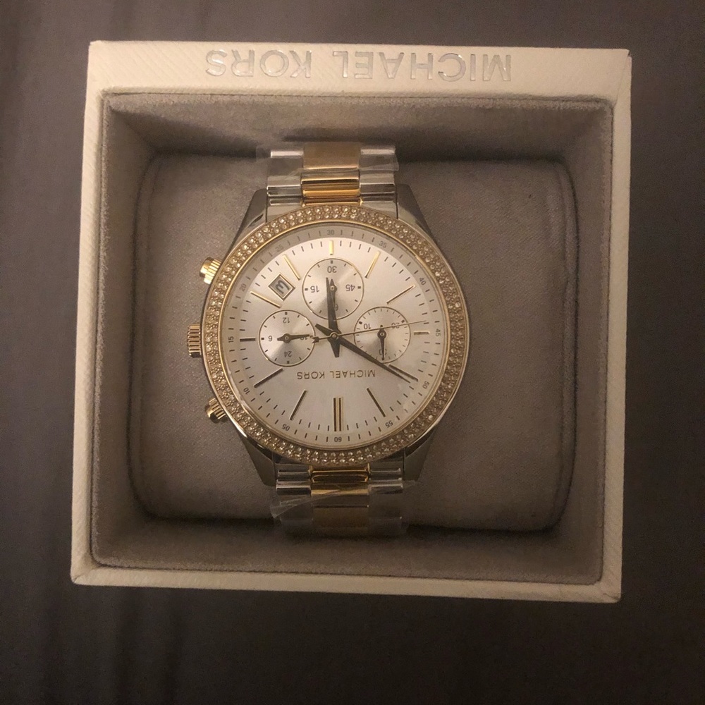 Michael Kors Watch new surrounded of diamond.